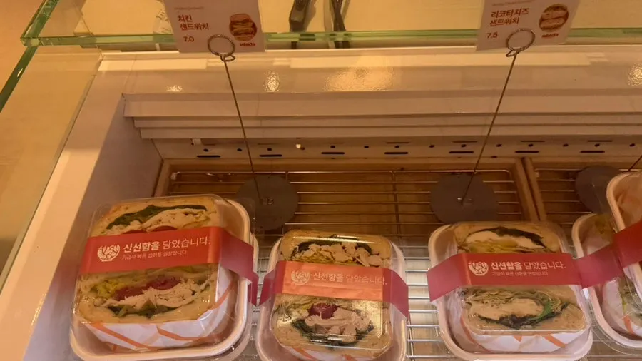라이트 치킨 샌드위치와 라이트 리코타 샌드위치 진열