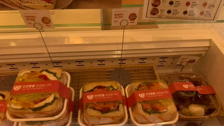 치킨 샌드위치와 리코타치즈 샌드위치 진열