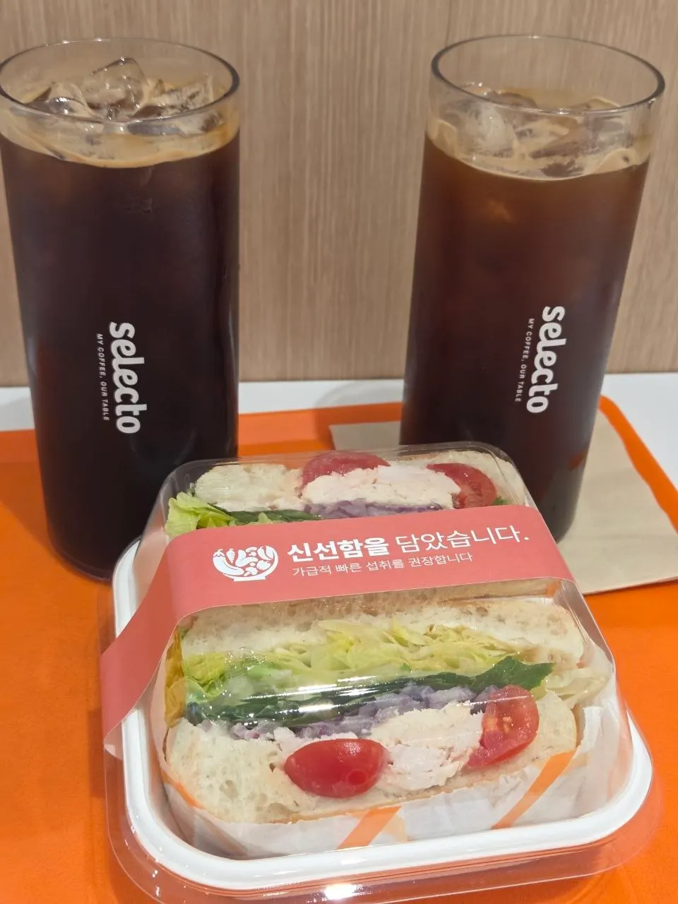 모카블렌드·게이샤블렌드 커피와 닭가슴살 샌드위치 전체샷