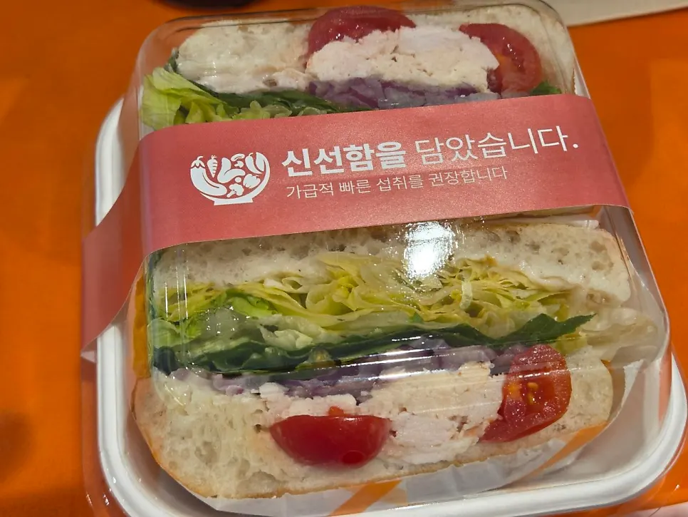 테이블에 놓인 커피 두 잔과 샌드위치