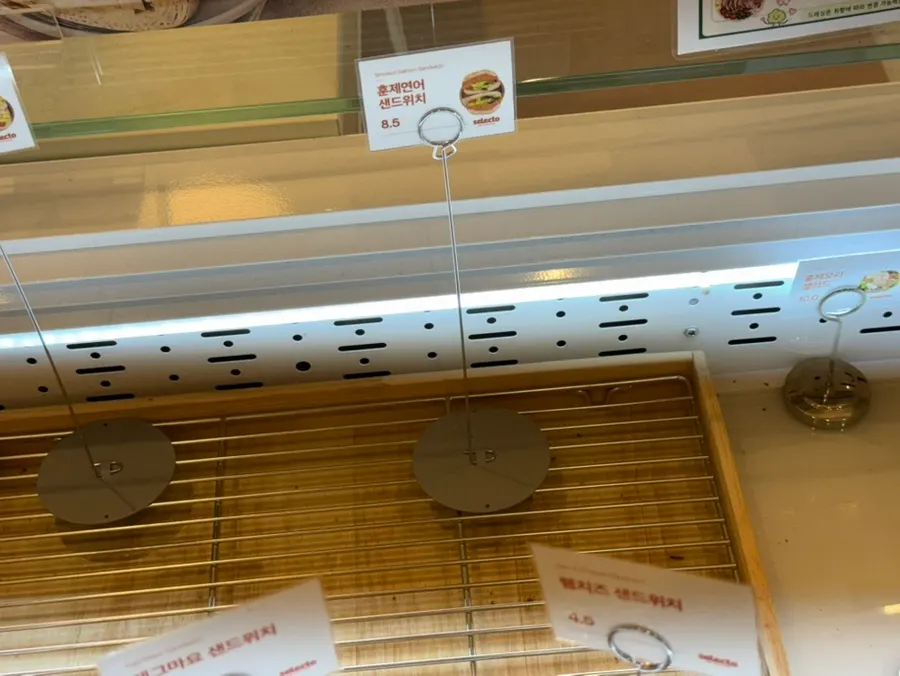 Sold-out sign for the smoked salmon sandwich