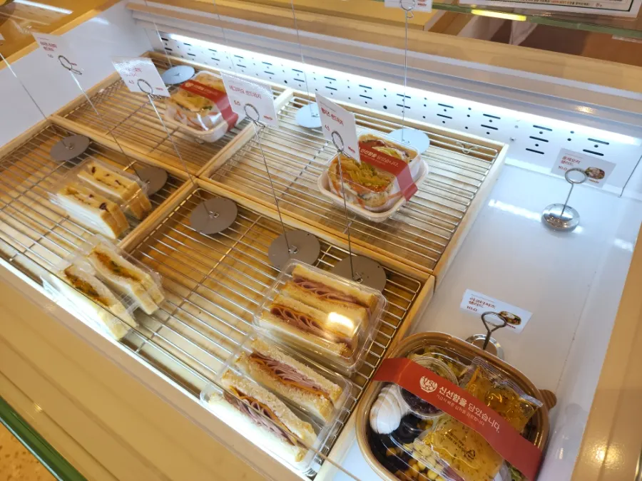 Corner with meal-replacement salads and sandwiches