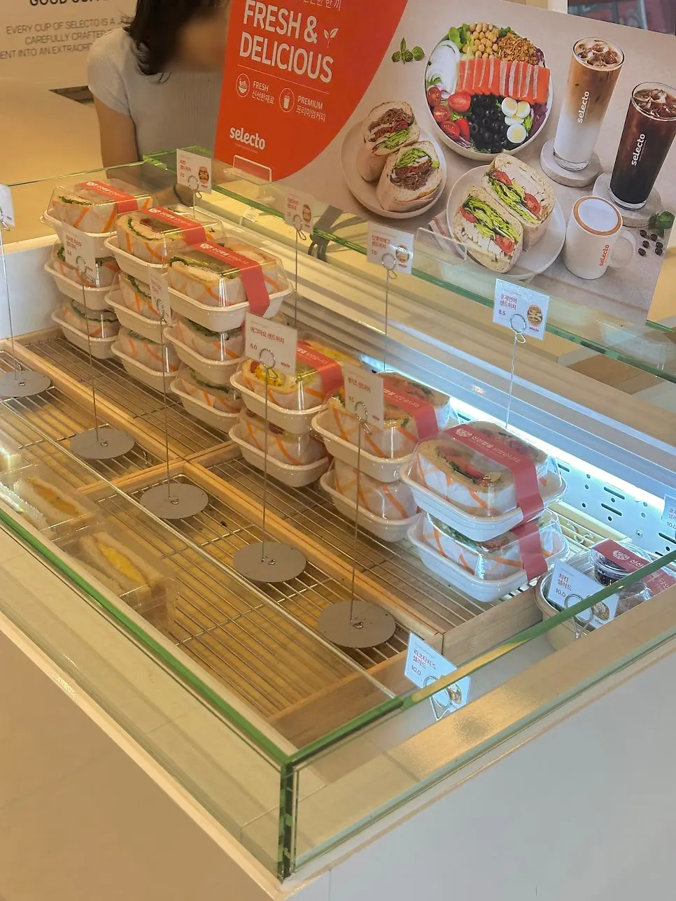 Seats at Selecto Coffee Sinnonhyeon Branch usable even at night