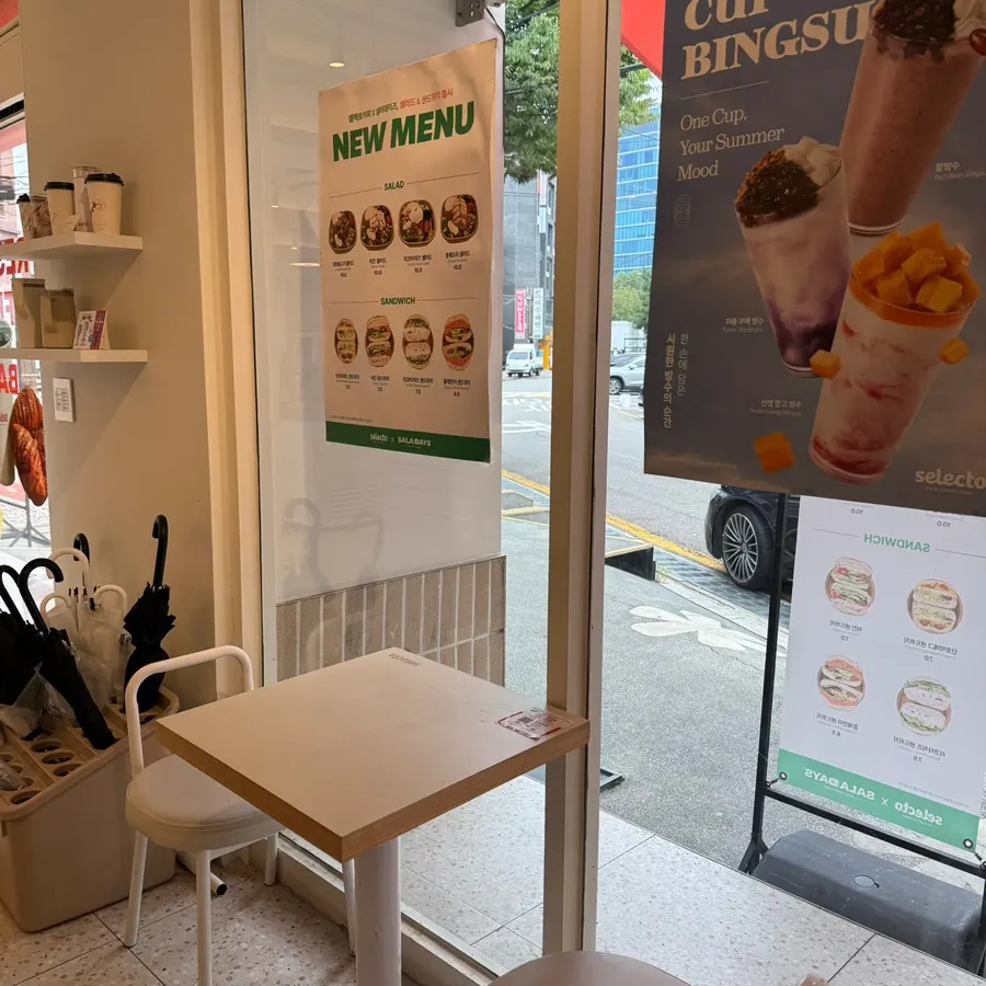 입구 좌측 조용한 좌석과 1인 카공 전용석