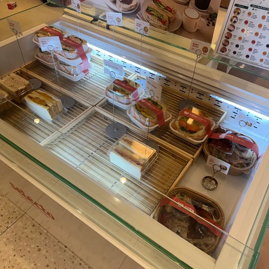 식사 대용으로 좋은 샌드위치 진열대