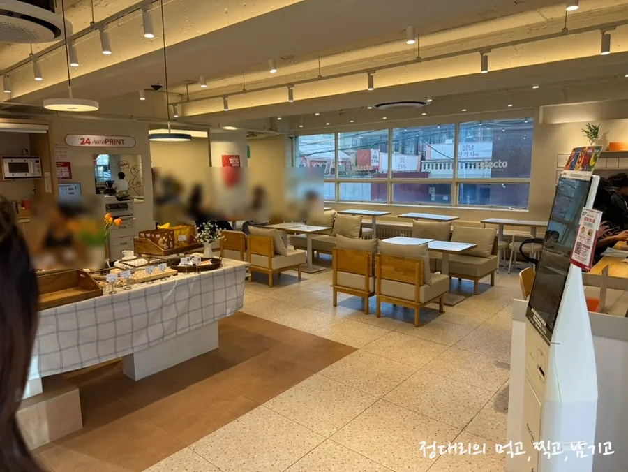 Spacious, bright interior of Selecto Coffee Sinnonhyeon Branch