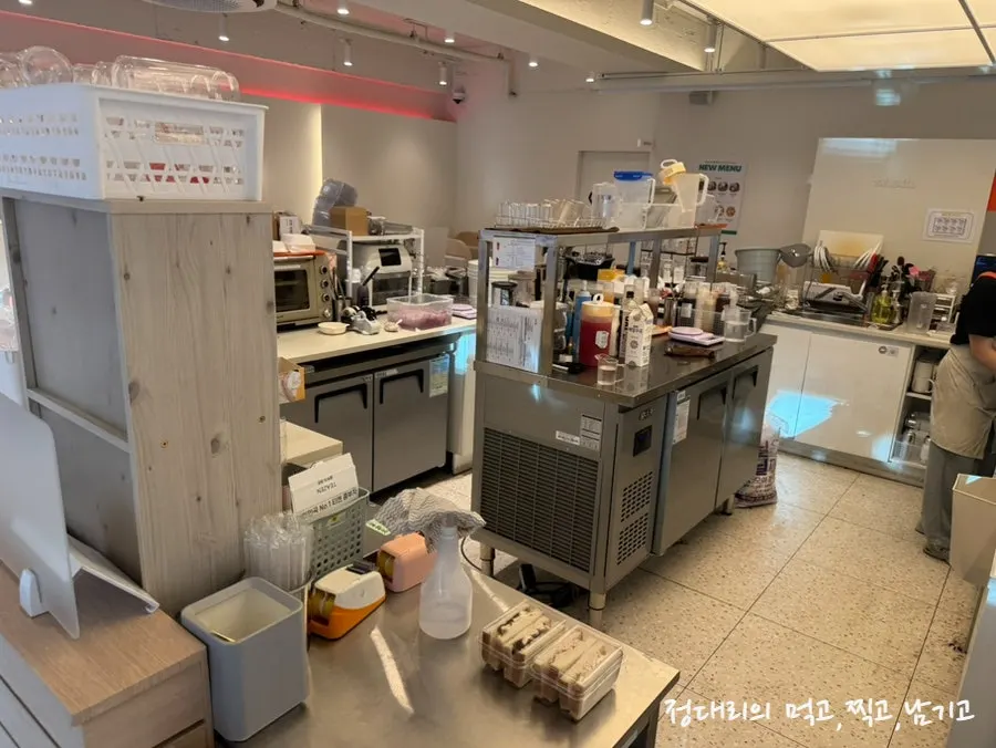 Display case of bread and sandwiches at Selecto Coffee Sinnonhyeon Branch
