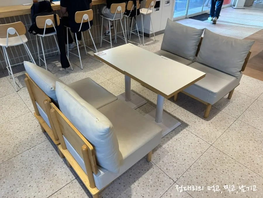 Open drink-making kitchen in the center of the café