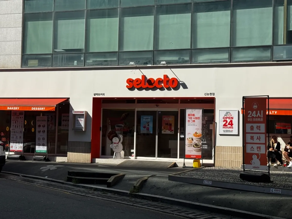 White-toned exterior of Selecto Coffee Sinnonhyeon Branch