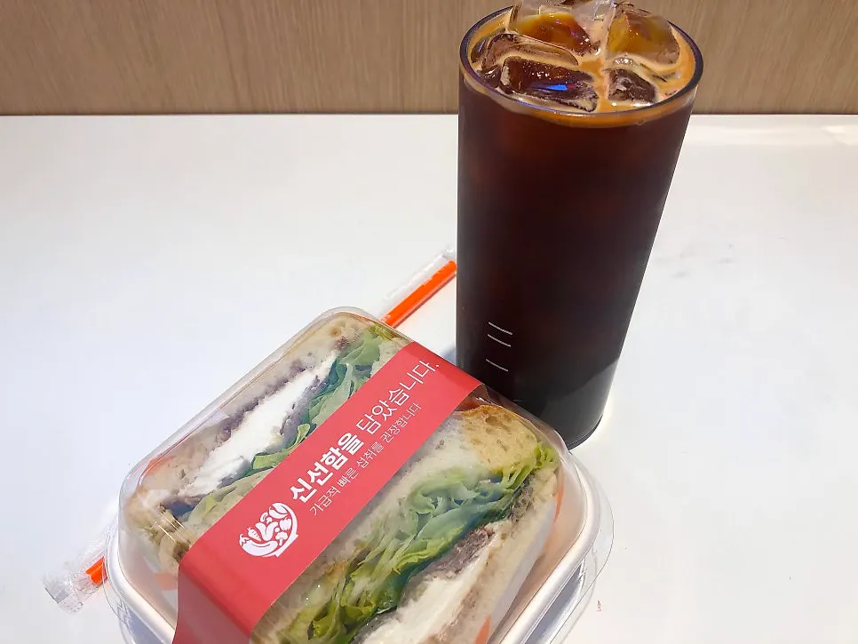 리코타치즈 샌드위치와 아메리카노