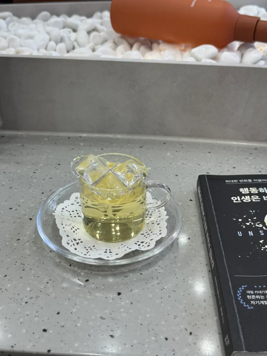 대기석에 놓인 자기계발서