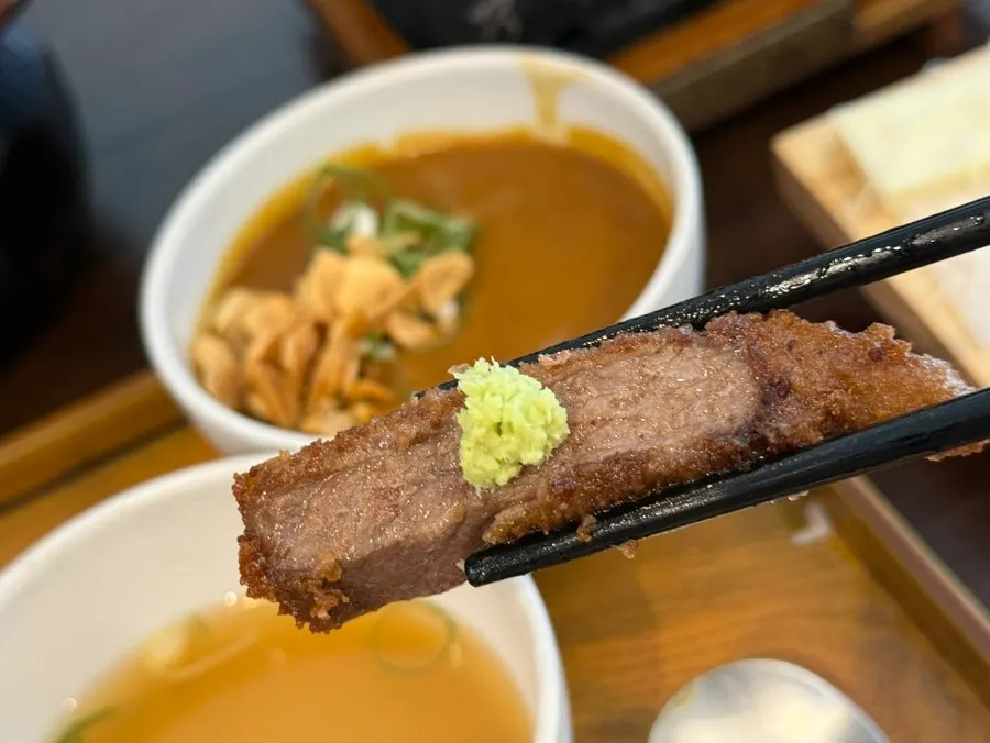 화로에 구운 규카츠 식사 장면