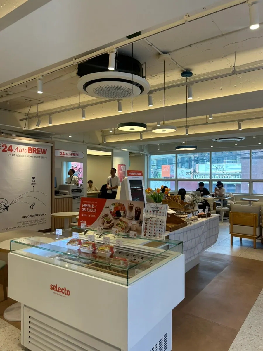 View near the entrance of Selecto Coffee Sinnonhyeon Branch
