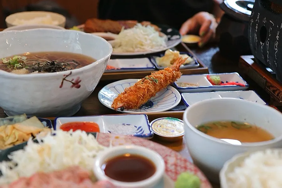 Jumbo shrimp tempura with chili sauce