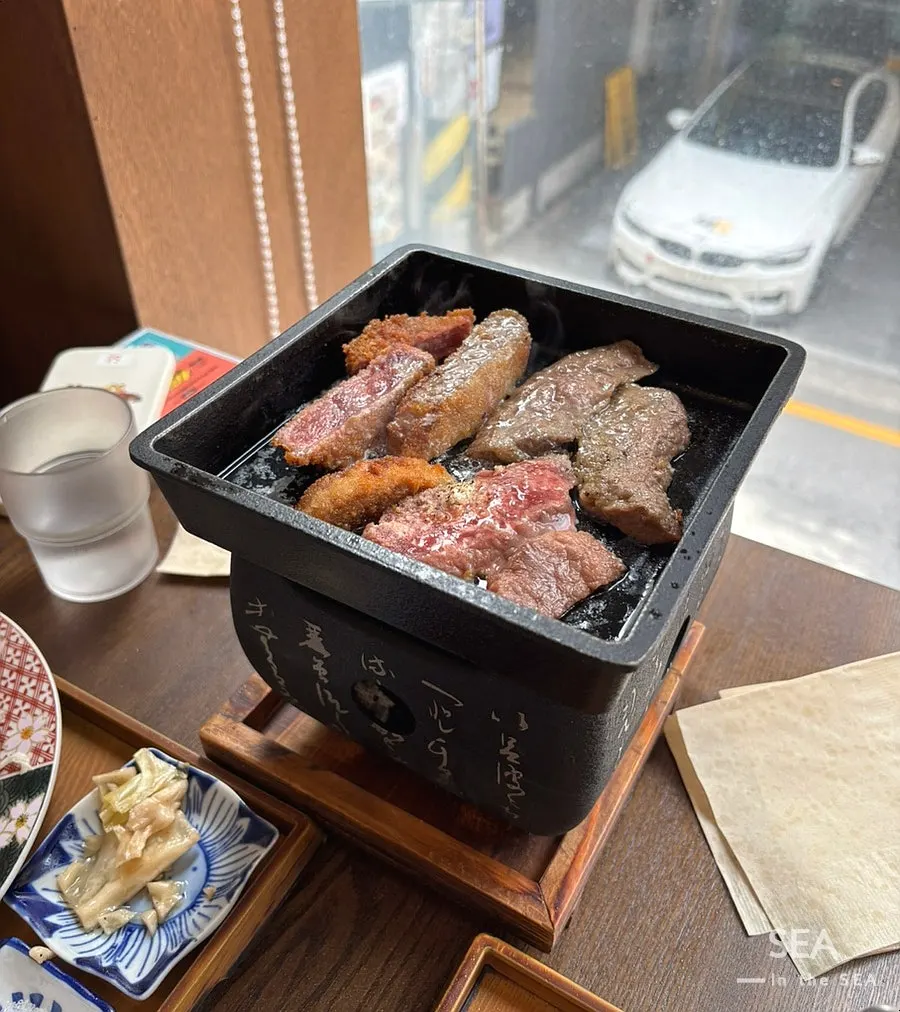 Gyukatsu panas yang baru dipanggang di dapur