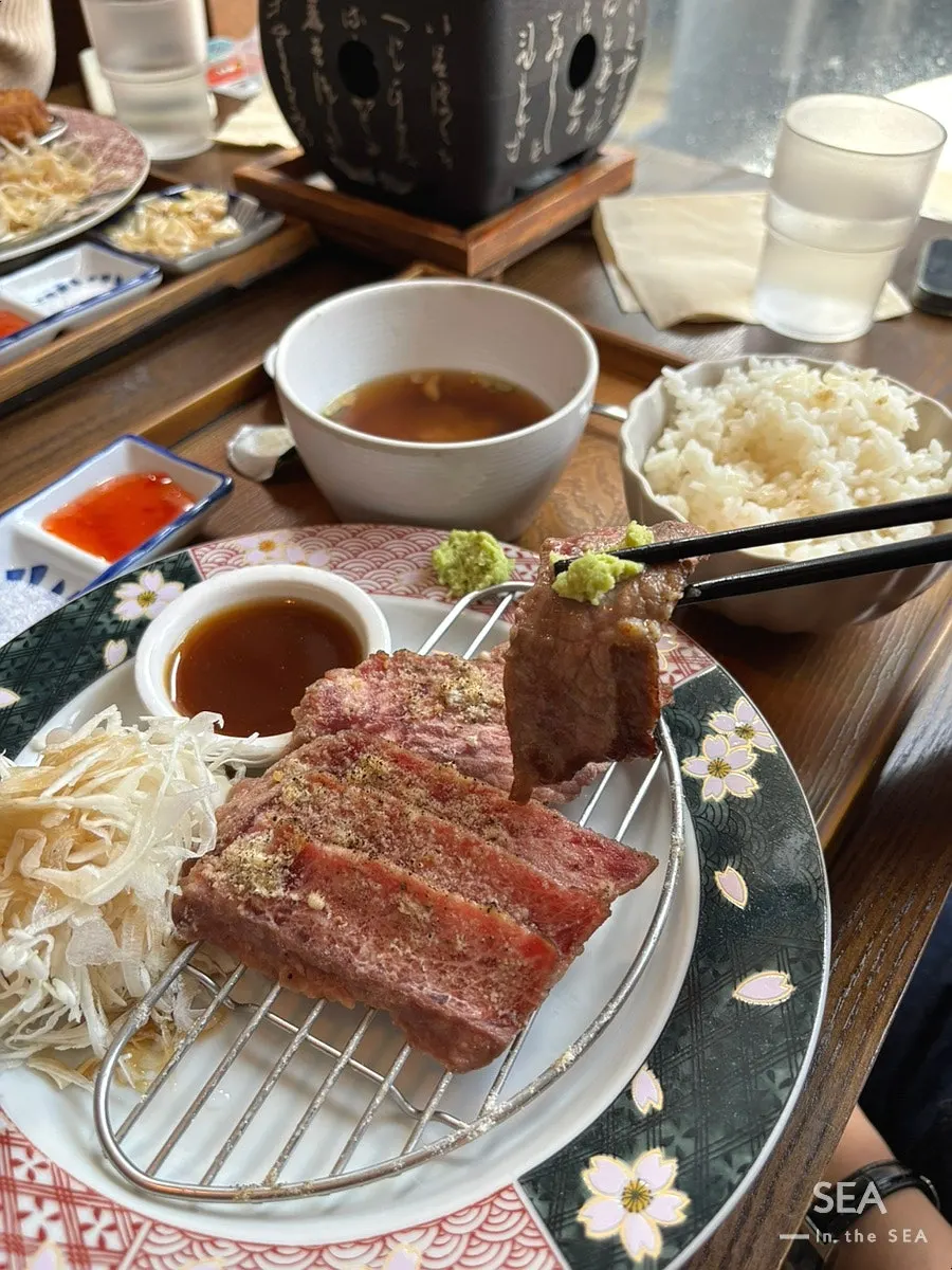 Gyukatsu dimakan bersama wasabi