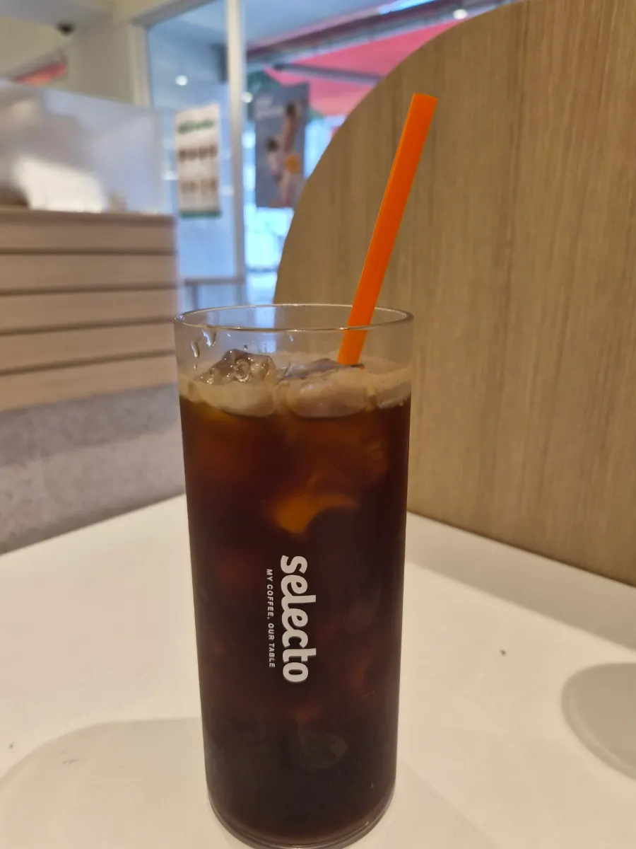 주문한 아메리카노 두 잔과 치킨 샌드위치