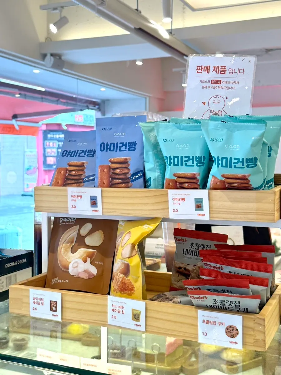 넓은 간격으로 배치된 카페 실내 좌석