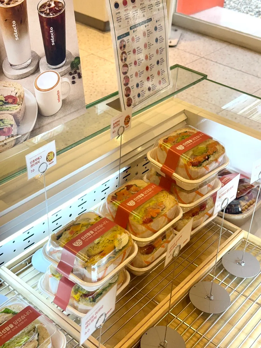 1인석과 다인석이 있는 카페 내부
