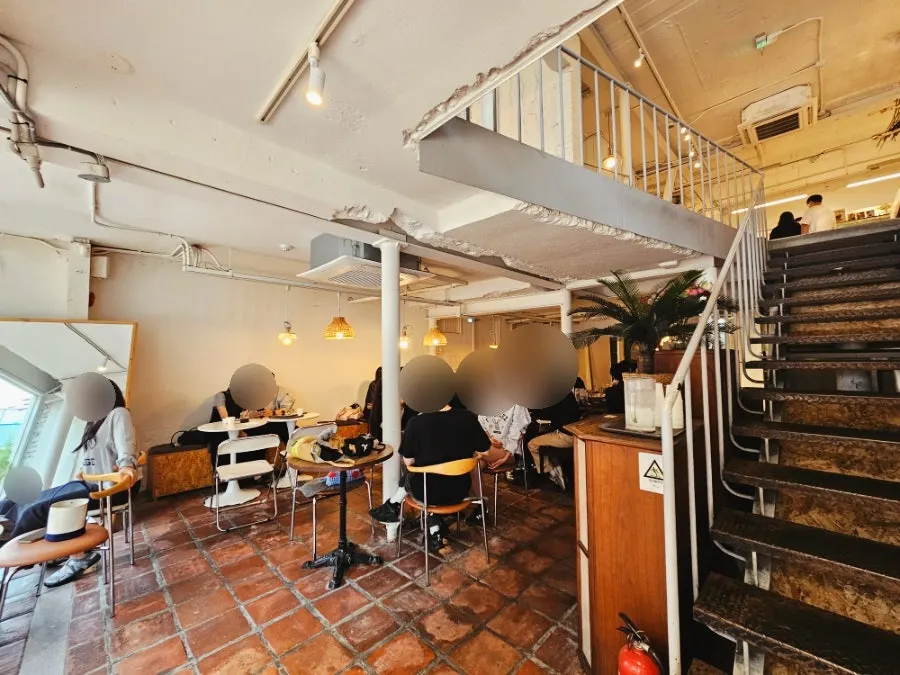 Interior atmosphere at Something About Coffee