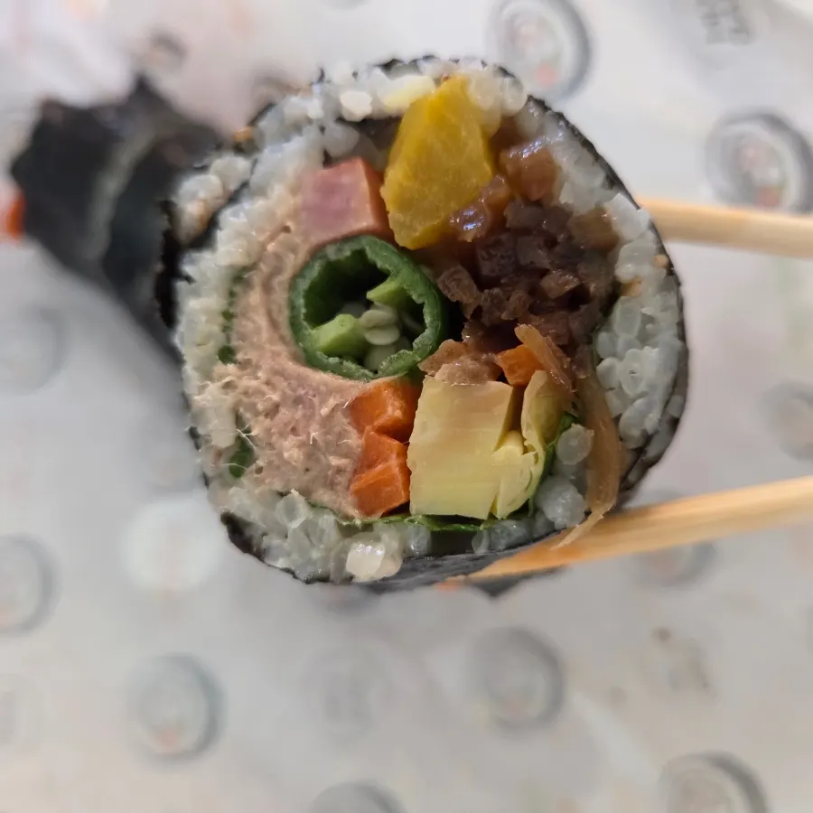 Spicy tuna gimbap cross-section image