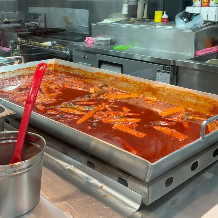 A bowl of garaetteok tteokbokki at Deokjane Bangatgan
