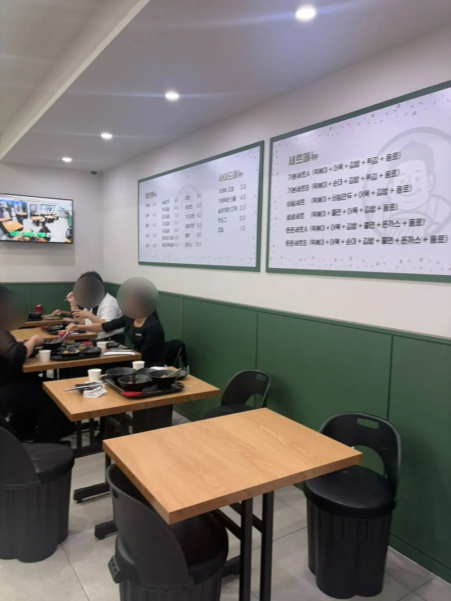 밝고 깔끔한 분식집 내부 전경