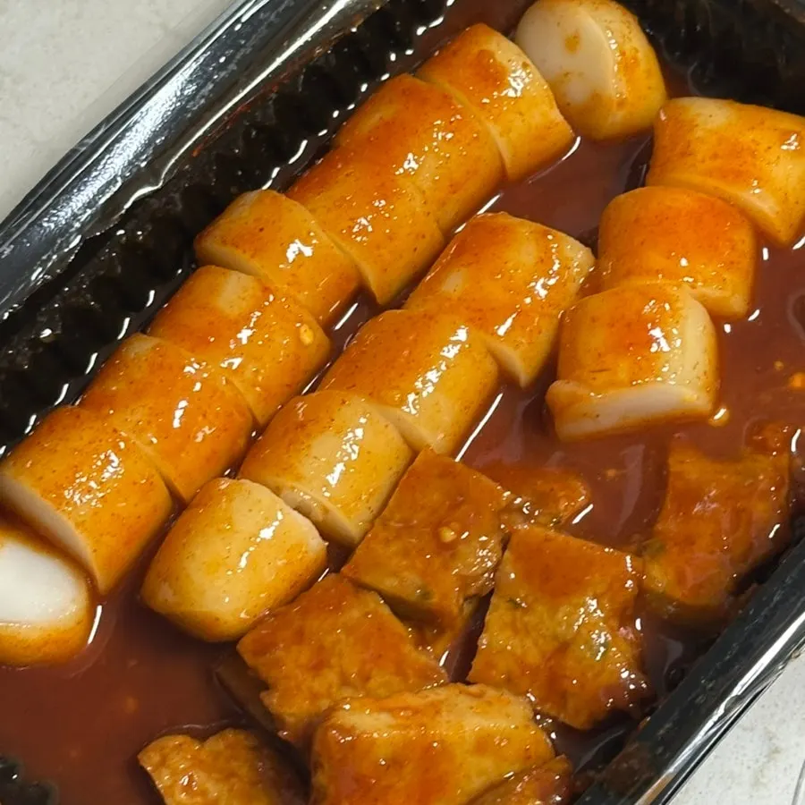 Sweet and spicy tteokbokki sauce with garaetteok