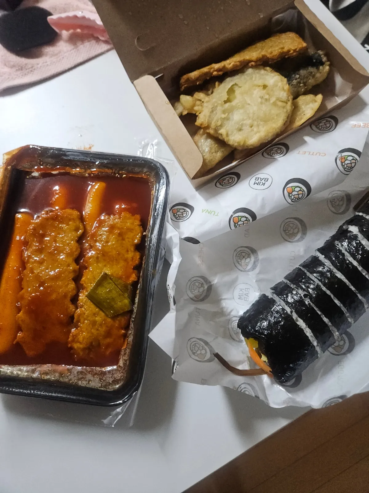 ポテトサラダが乗った米トッポッキの持ち帰り