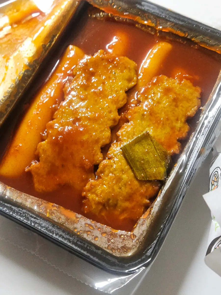 もちもちの米もちをつまんだトッポッキ