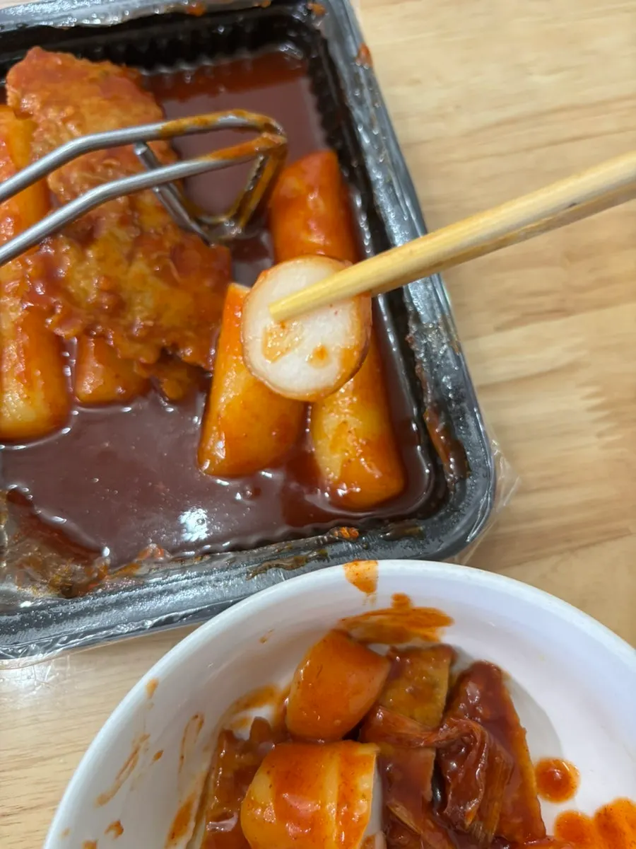 A bowl of packed rice tteokbokki