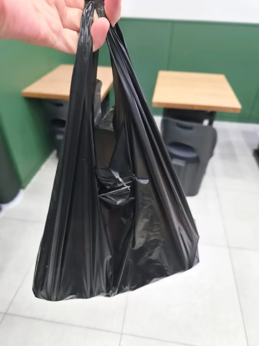 표면에 양념이 충분히 묻은 가래떡 한 개
