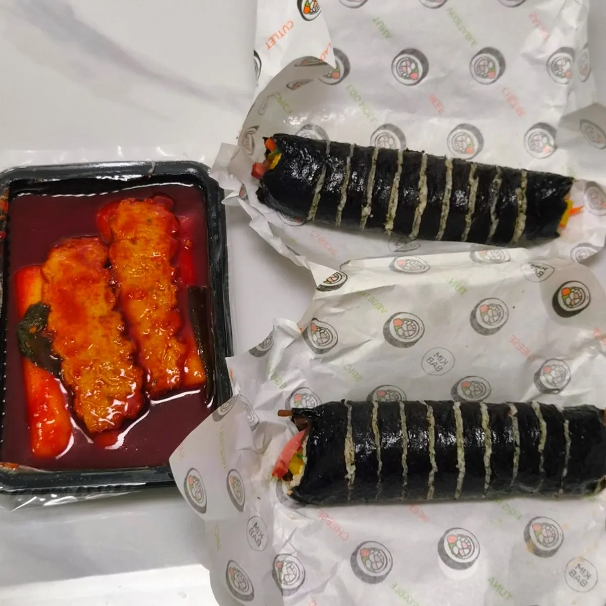 집에서 함께 먹은 떡볶이와 참치김밥 한 상