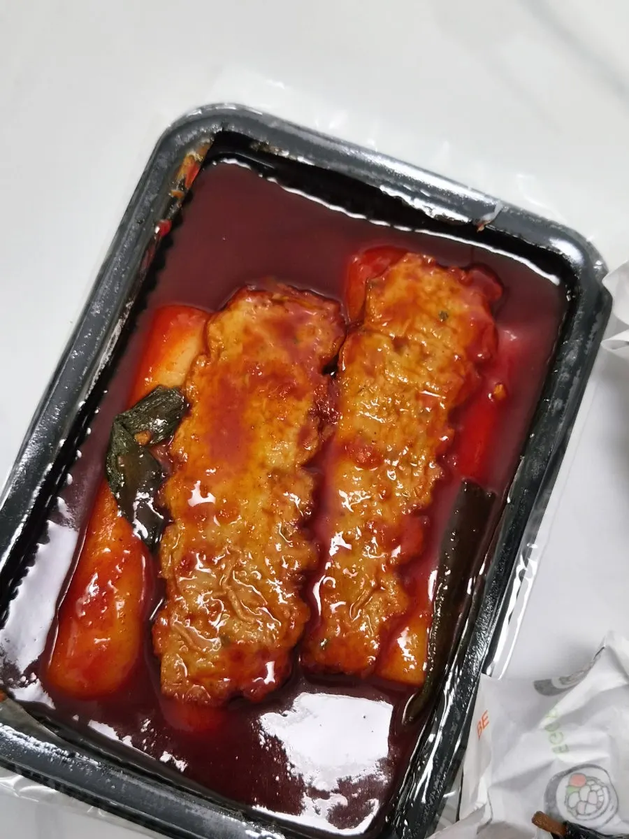 집에 펼쳐놓은 포장 분식 한 상