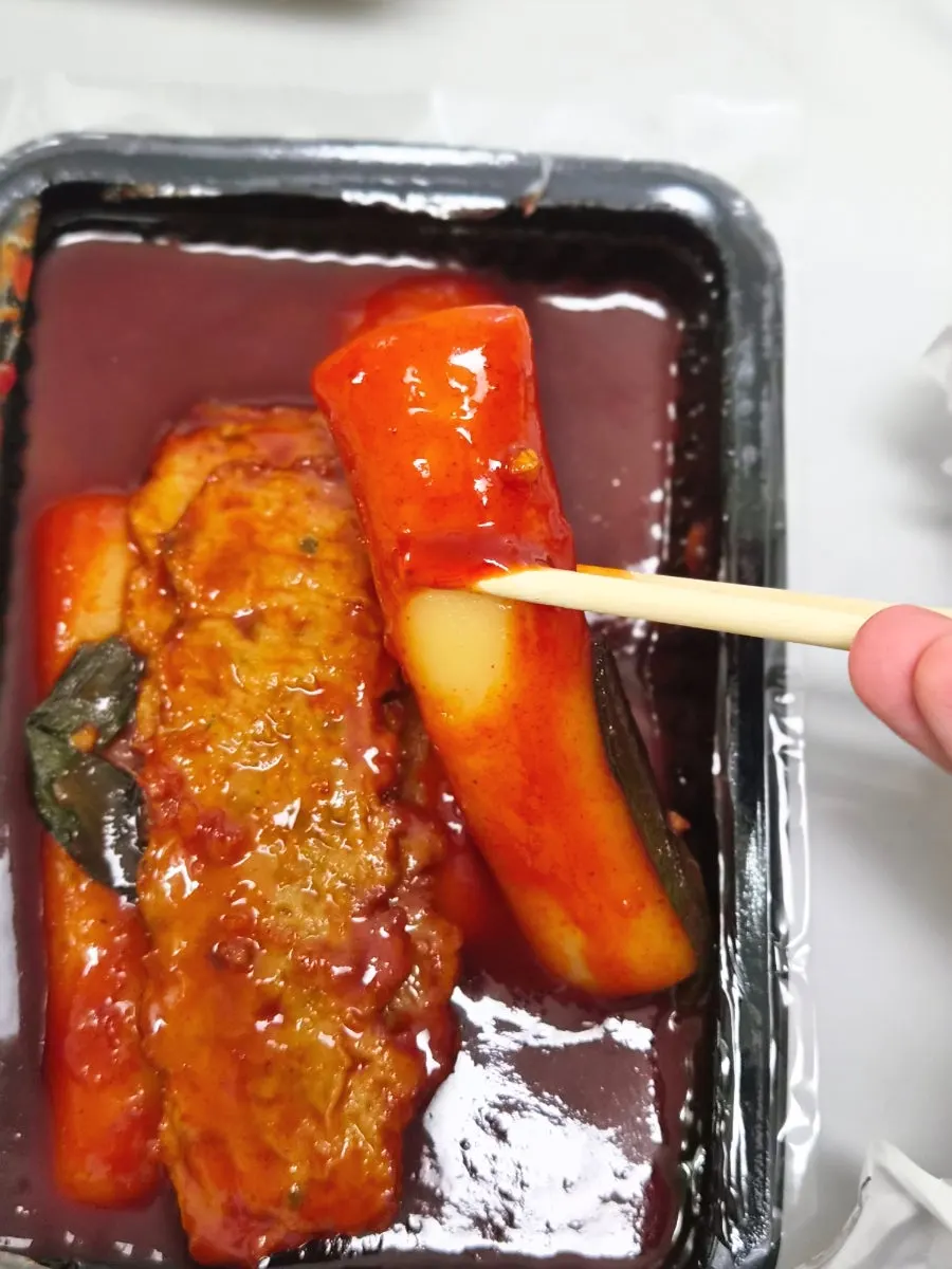 길쭉한 가래떡 식감이 살아 있는 떡볶이