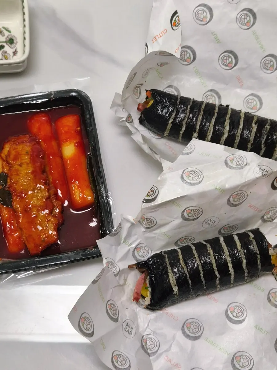 둘이 먹기 적당한 양의 떡볶이와 김밥
