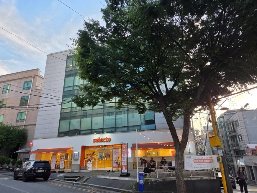 Distant view of Selecto Coffee Sinnonhyeon Branch