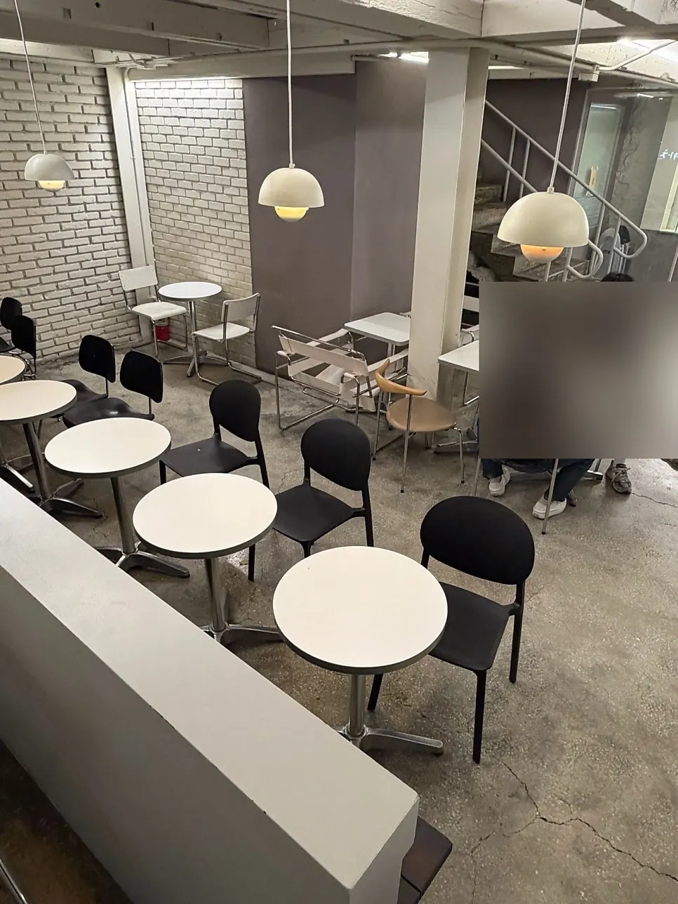 어퍼앤언더 지하 1층 좌석 공간