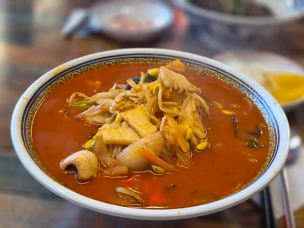 A bowl of basic jjamppong loaded with ingredients