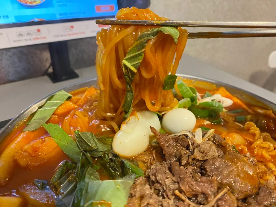 Sweet-spicy broth of brisket instant tteokbokki