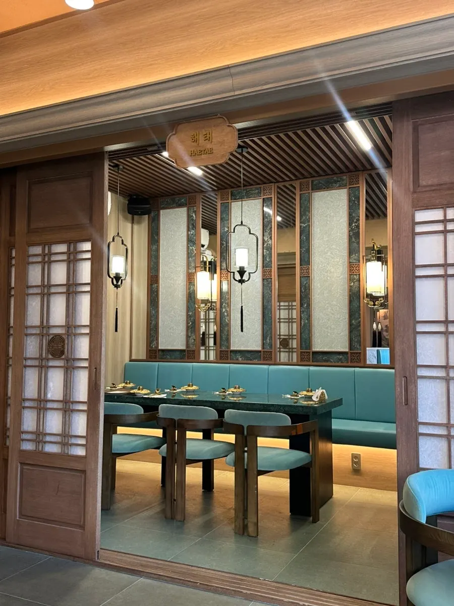 Seating at Samsin Garosu-gil, good for meetings