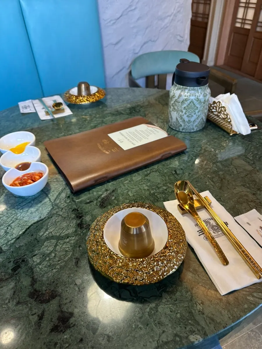 Full view of a table at Samsin Garosu-gil