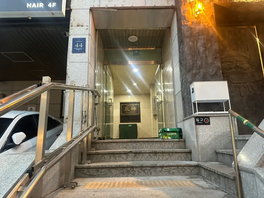 Side passage that is not the restaurant entrance
