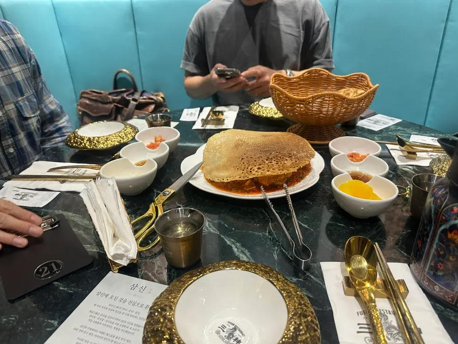 Table inside the Samsin Garosu-gil private room