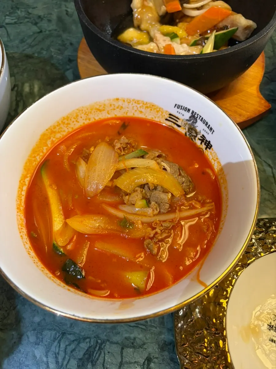 진한 국물의 고기 짬뽕