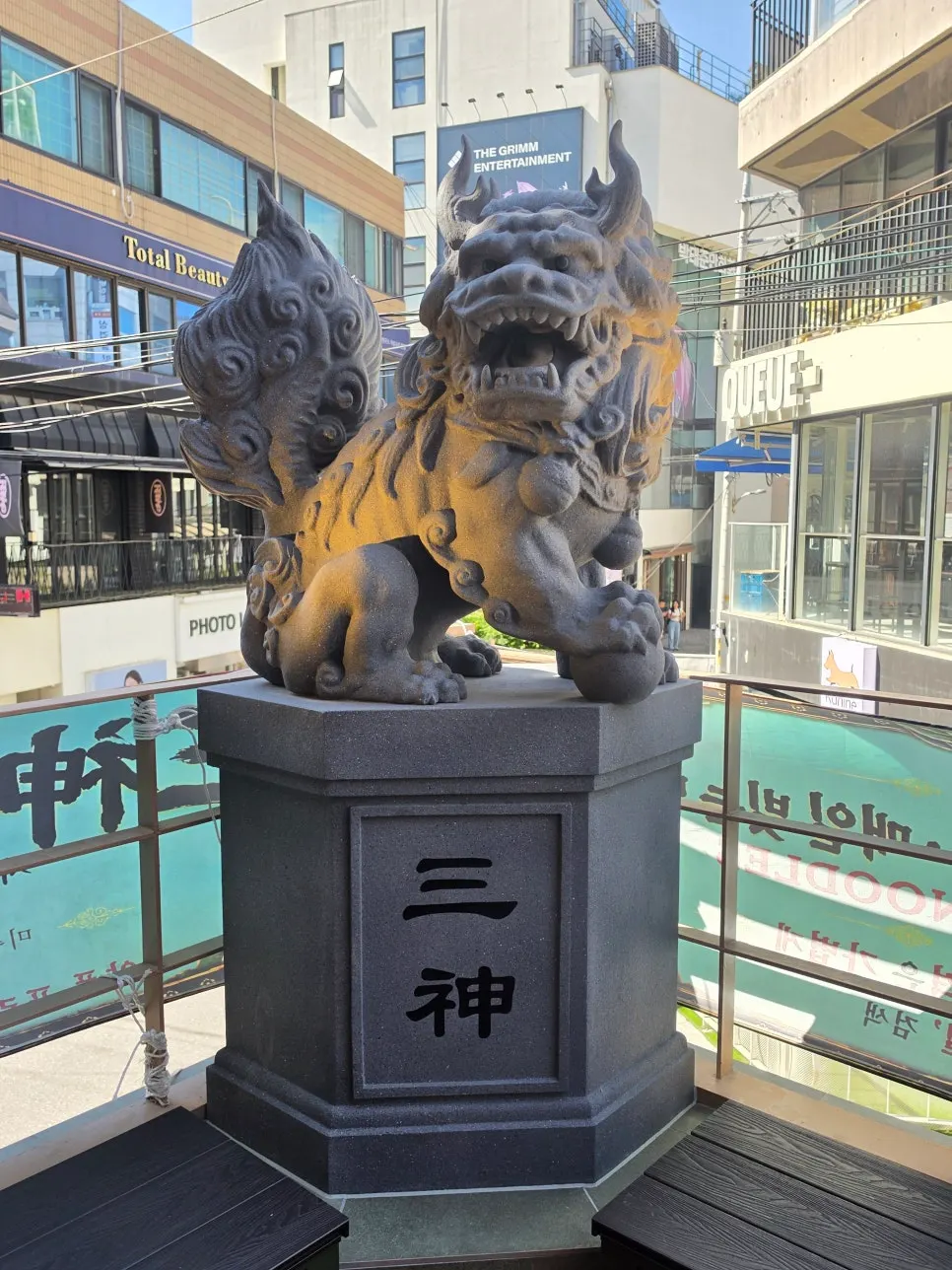 화려한 삼신 가로수길점 매장 인테리어
