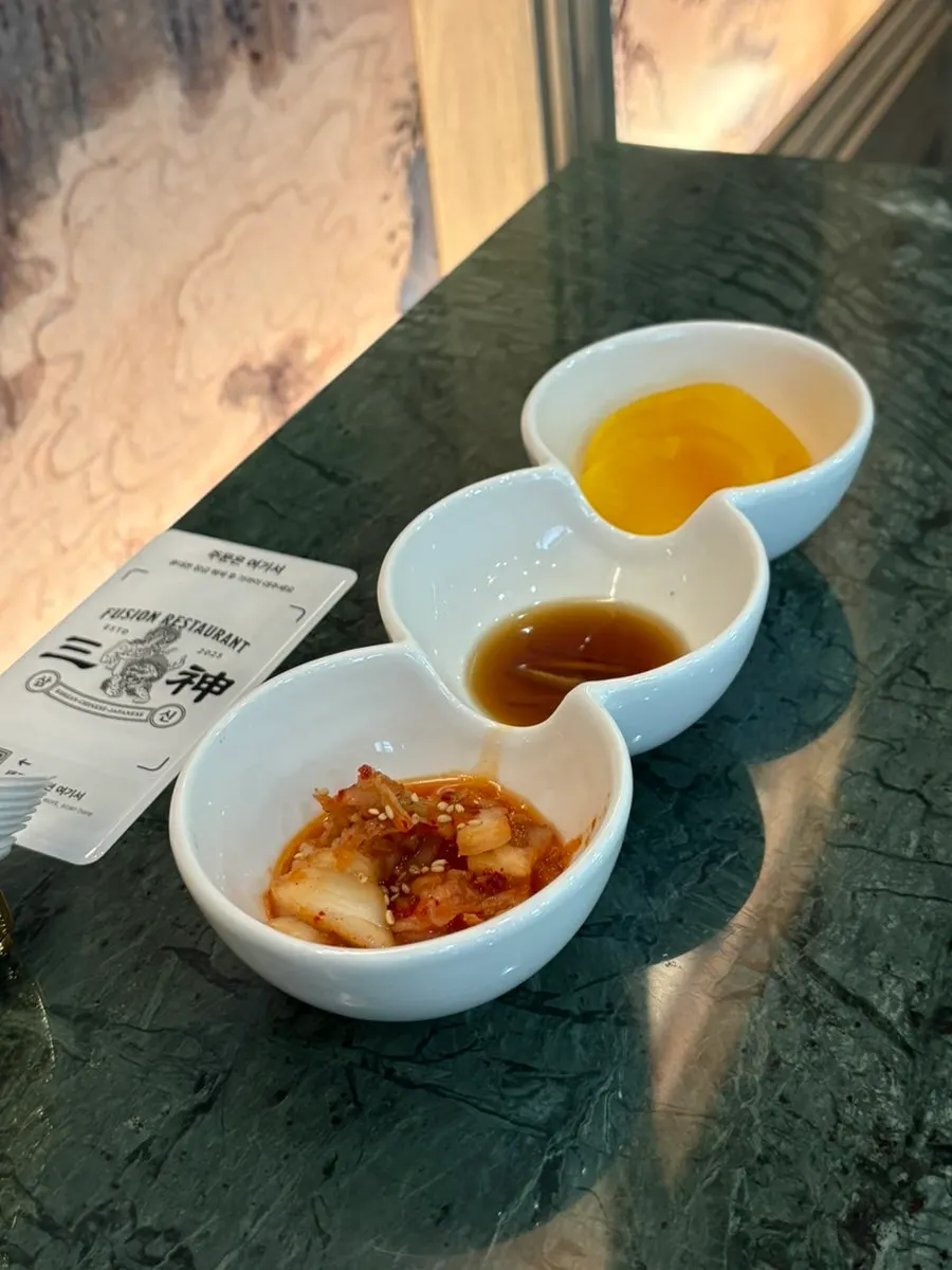 Susunan pesanan A-course dan nasi goreng kimchi