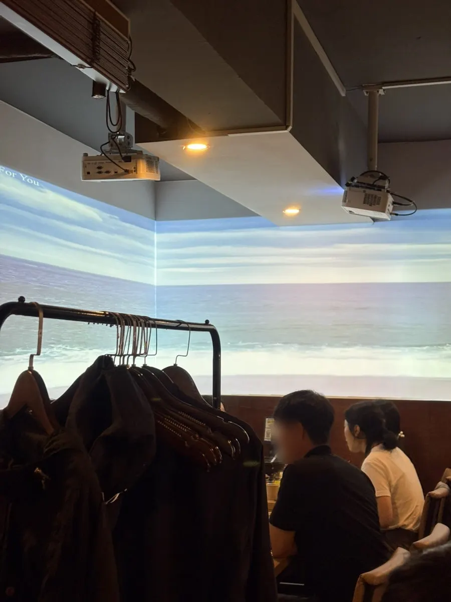 매장 입구 안내와 내부로 들어가는 길