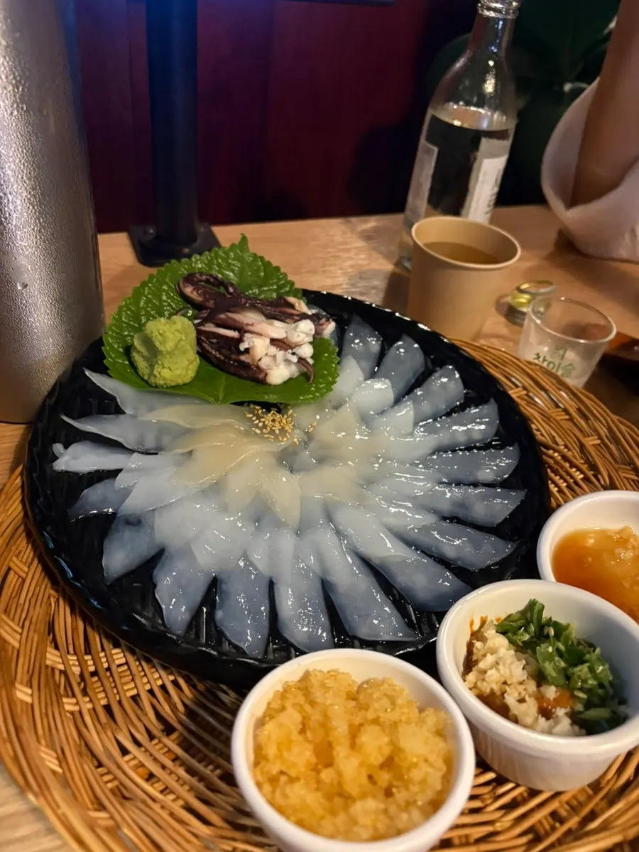 날치알과 막장, 기름장이 곁들여진 무늬오징어회
