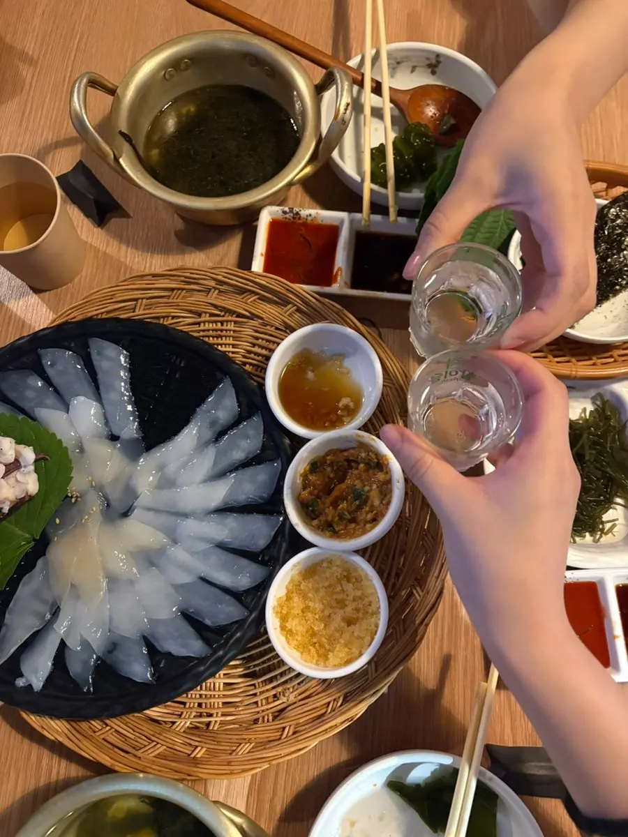 깻잎과 김이 함께 놓인 회 접시